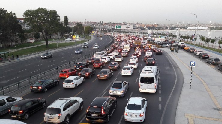 Avrasya Tüneli istikametinde trafik durma noktasına geldi