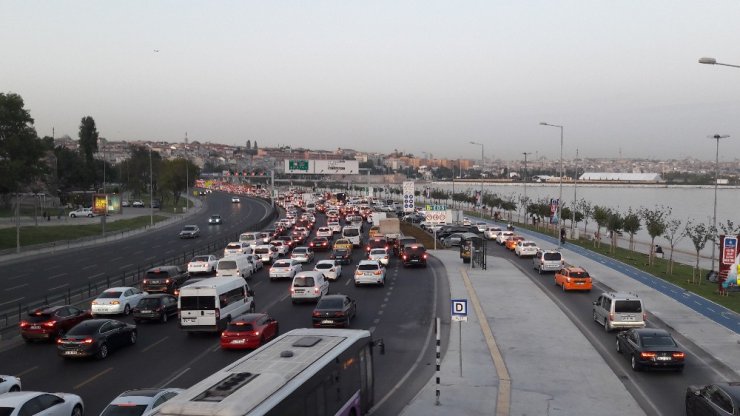 Avrasya Tüneli istikametinde trafik durma noktasına geldi