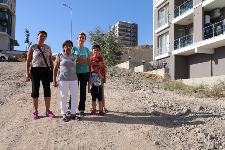 Yaşlılar kolunu kırıyor, çocuklar okula gitmekte zorlanıyor