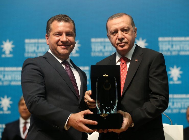 Başkan Yılmaz, Cumhurbaşkanı Erdoğan’dan aldığı ödülü gençlerle paylaştı