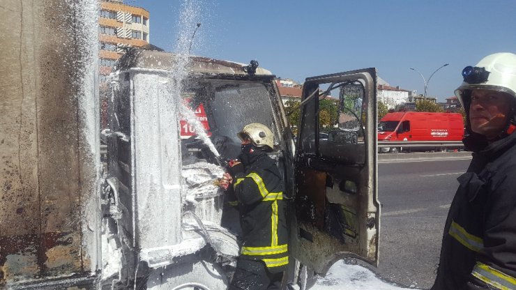 Kolonya yüklü kamyon alev alev yandı