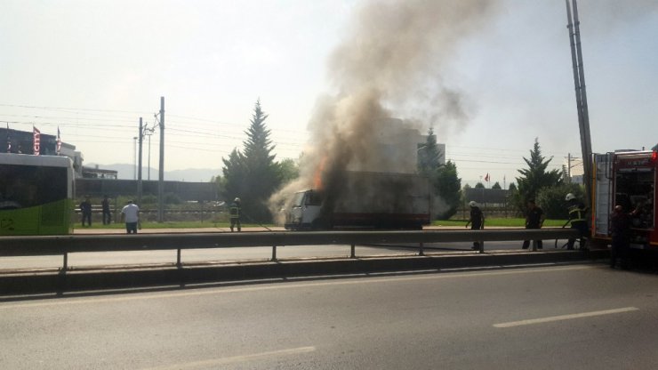 Kolonya yüklü kamyon alev alev yandı