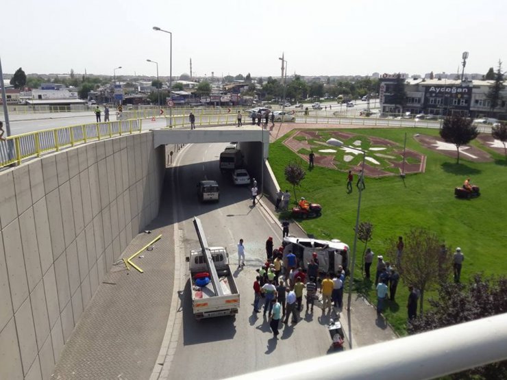 Konya’da otomobil üst geçitten uçtu: 1 yaralı