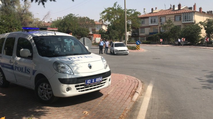 Polisin kovaladığı ehliyetsiz sürücü kaza yapıp aracı bırakarak kaçtı