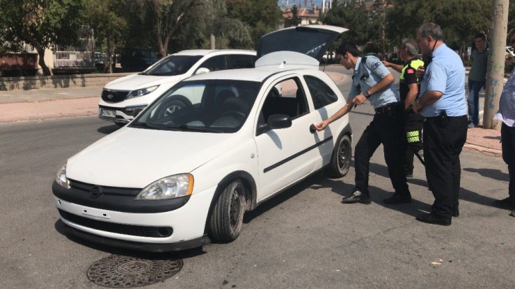 Polisin kovaladığı ehliyetsiz sürücü kaza yapıp aracı bırakarak kaçtı