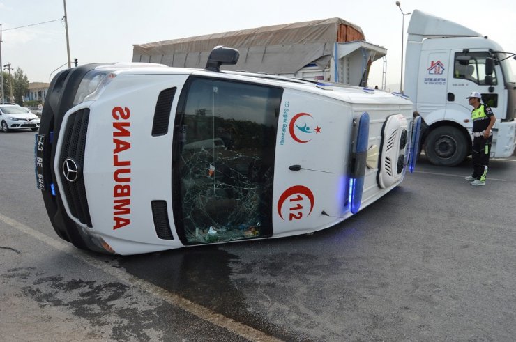 Akıl hastası sevki yapan ambulans devrildi