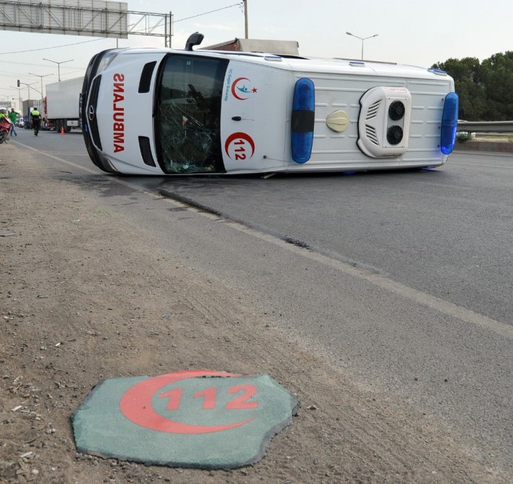 Akıl hastası sevki yapan ambulans devrildi