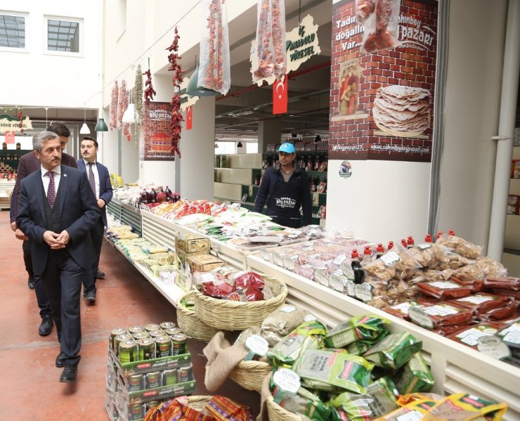 Köy pazarına vatandaşlardan yoğun ilgi