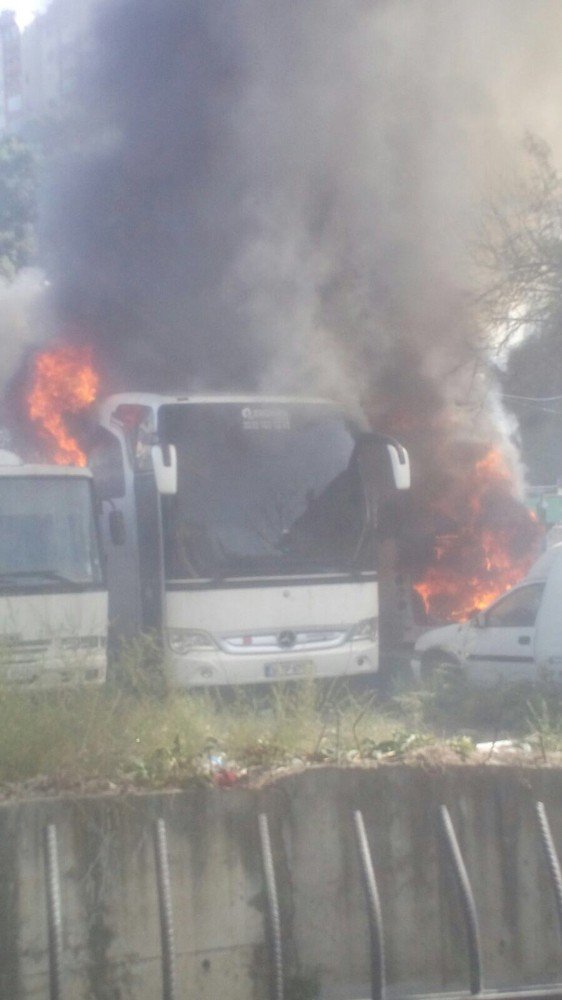 Ayazağa’da otoparkta otobüs ve midibüsler alev alev yandı