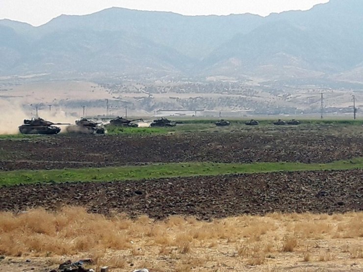 TSK sınırdaki tatbikat ile ilgili fotoğrafları paylaştı