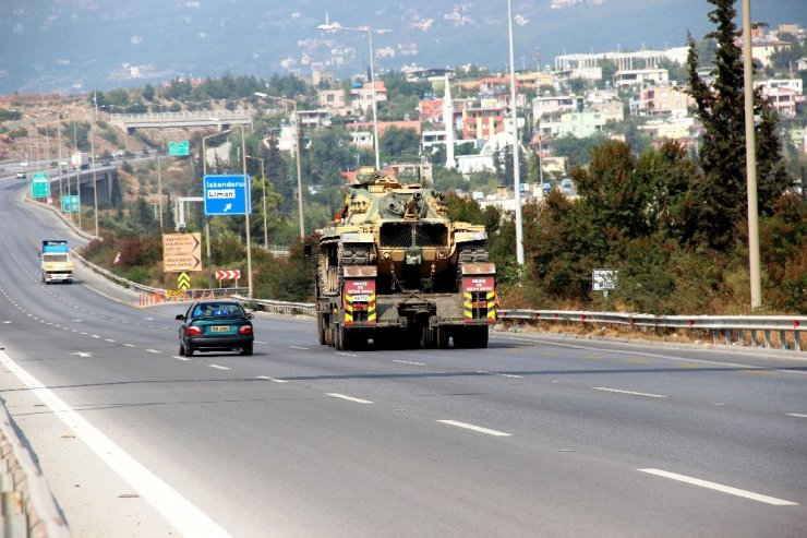 Hatay’da sınıra askeri sevkiyat