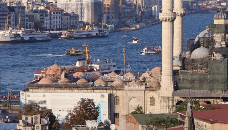 Restorasyonu devam eden Yeni Cami’nin kubbeleri ortaya çıktı