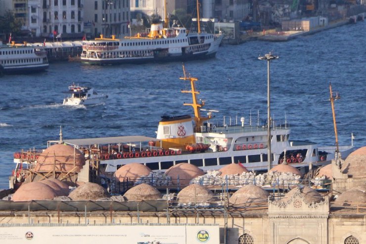 Restorasyonu devam eden Yeni Cami’nin kubbeleri ortaya çıktı