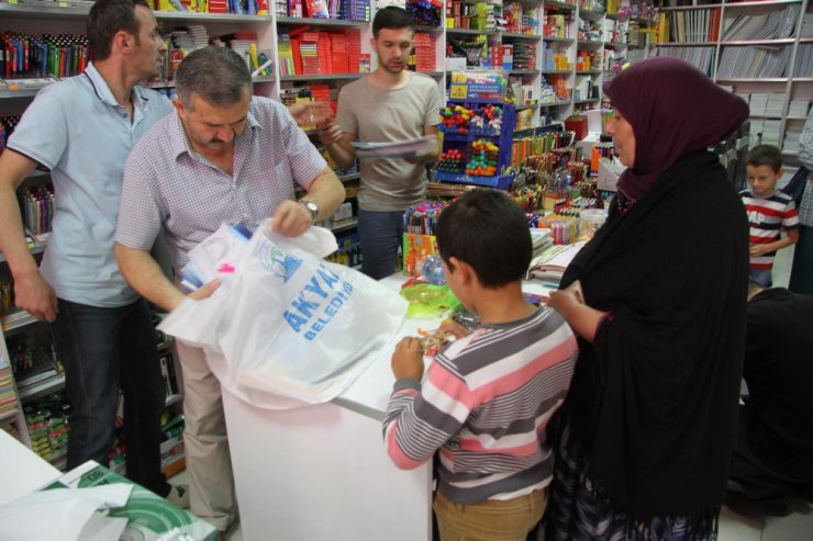 Akyazı Belediyesinden 500 öğrenciye kırtasiye yardımı