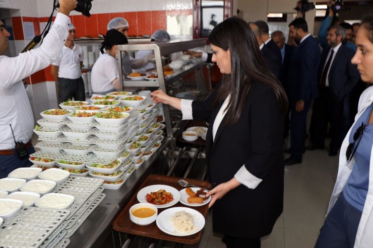 Bakan Sarıeroğlu yemekhanede sıraya girip işçilerle yemek yedi
