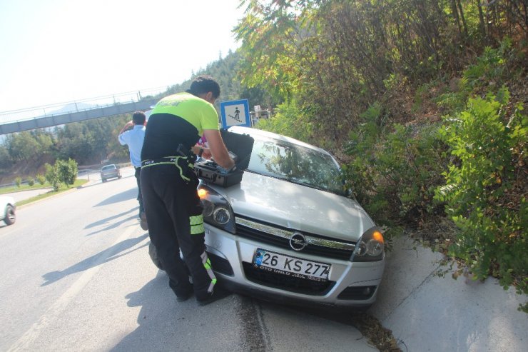 Virajı alamayan otomobil karşı şeride geçti: 1 yaralı