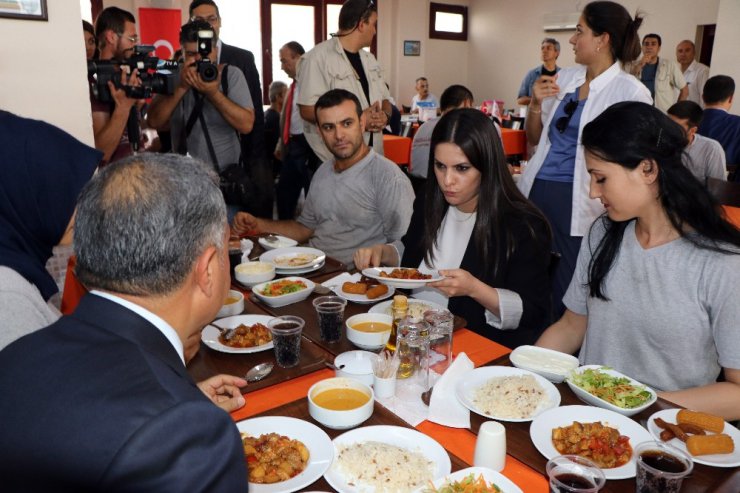 Bakan Sarıeroğlu yemekhanede sıraya girip işçilerle yemek yedi