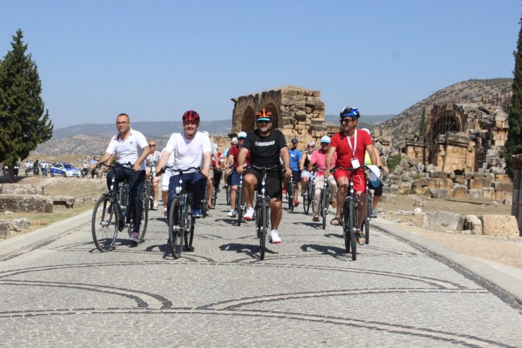 52 ülkeden 300’e yakın katılımcı antik kentte bisiklet turuna katıldı
