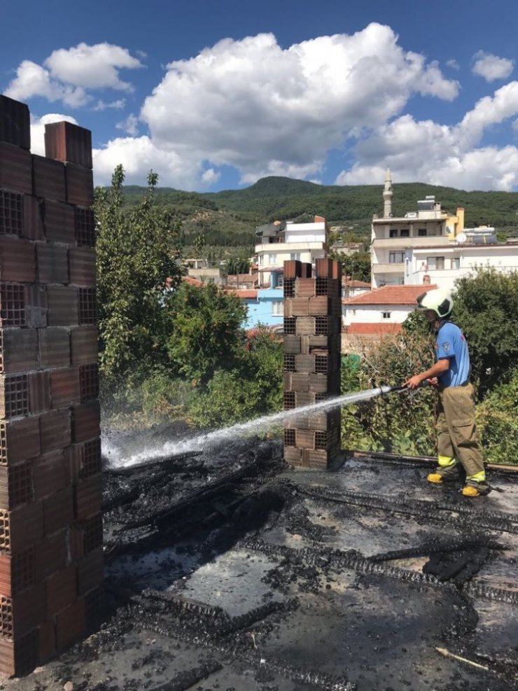 İzolasyon yaparken çatıyı yaktılar