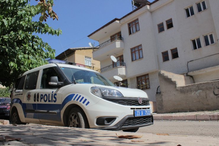 Önce annesini, sonra ağabeyini bıçakladı