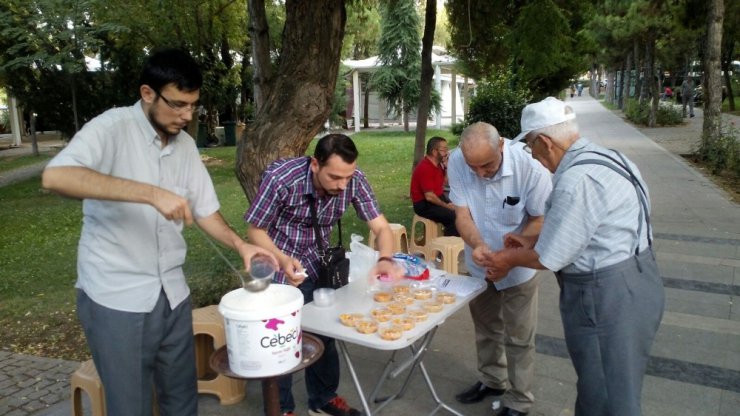 Fatih Gençlik İzcilik ve Spor Kulübü aşure dağıttı