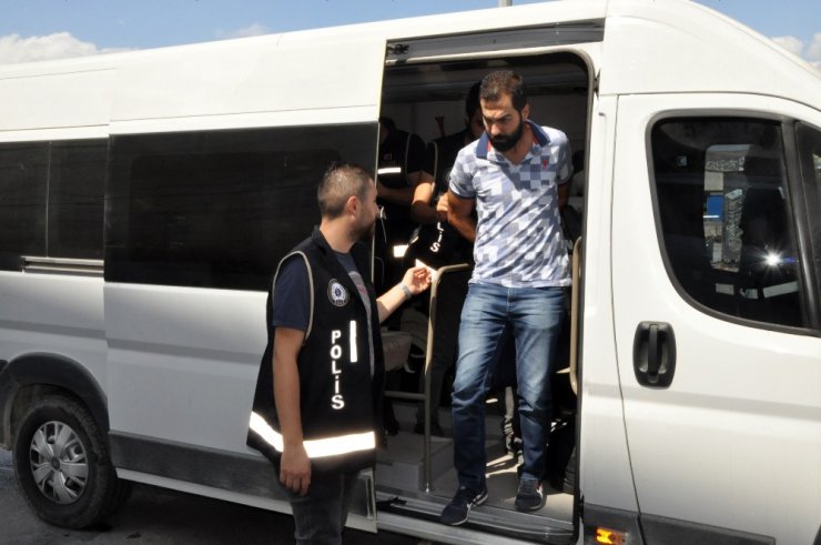 İzmir’de polislerin de aralarında bulunduğu uyuşturucu şebekesine operasyon