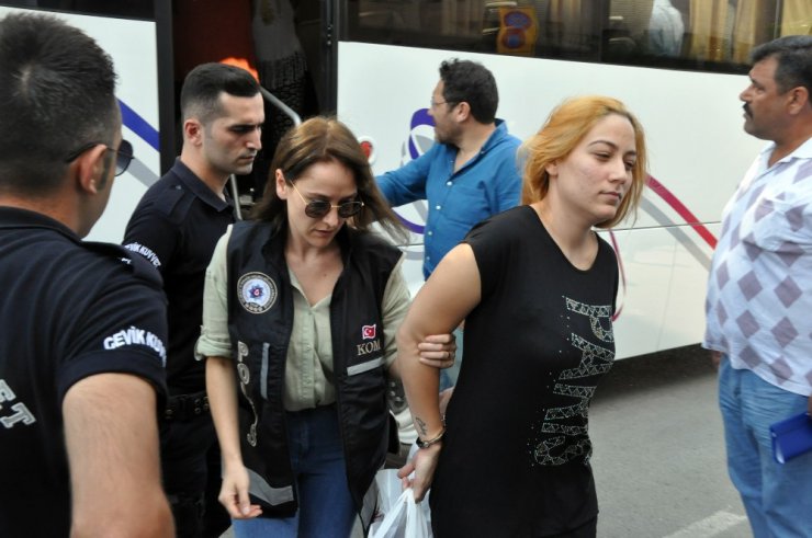 İzmir’de polislerin de aralarında bulunduğu uyuşturucu şebekesine operasyon