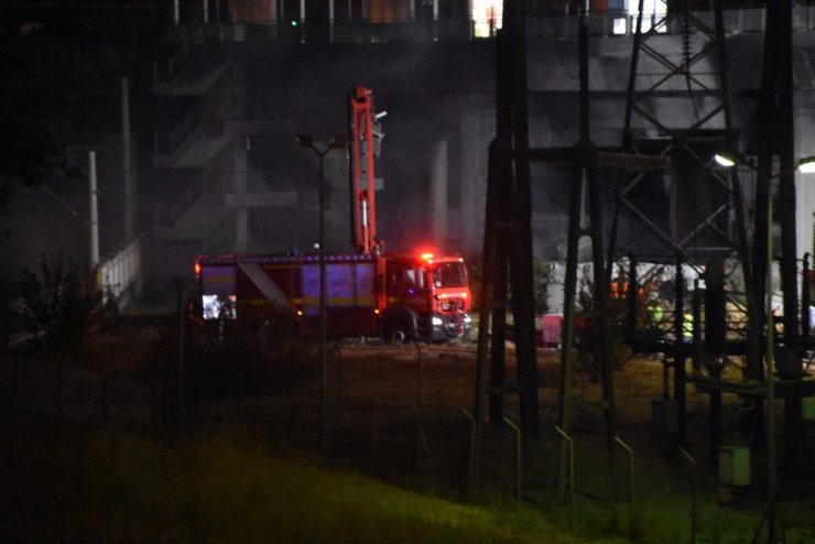 Metro istasyonunun yakınında yangın çıktı, seferler durduruldu