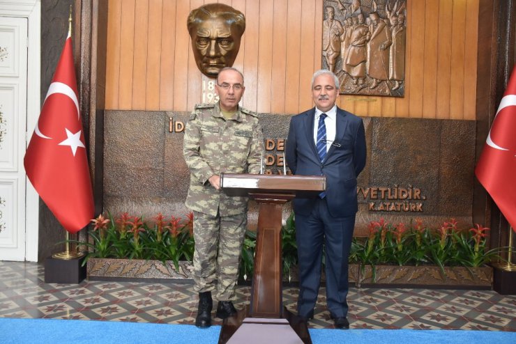 EDOK Komutanından Vali Güvençer’e plaket