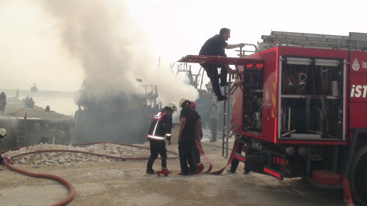 Kartal sahilinde demirli icralık gemide yangın