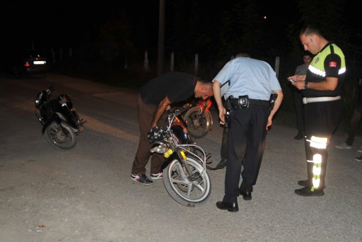 Polisi görünce motosikletleri bırakıp kaçtılar