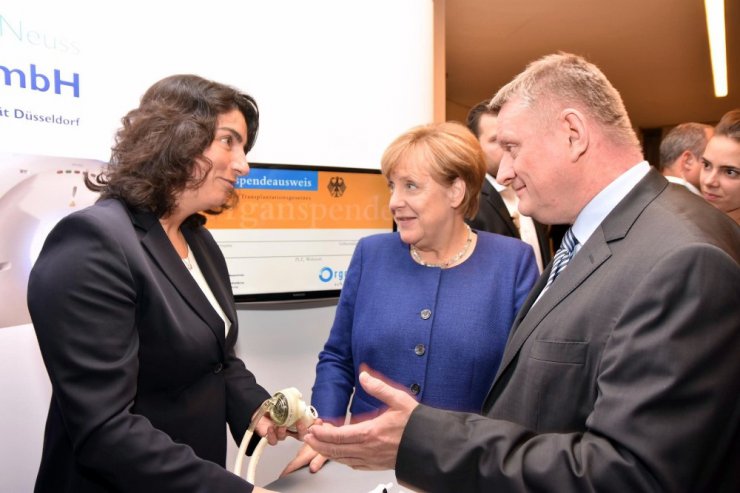 Merkel’den dünyaca ünlü yapay kalp cerrahı Türk doktora övgüler