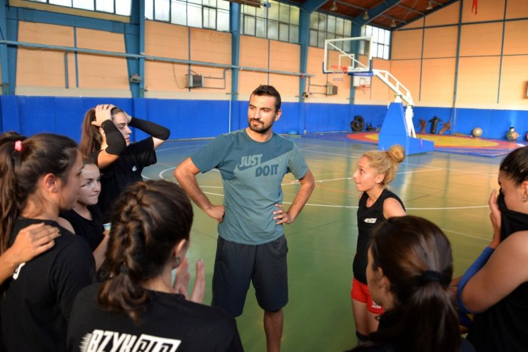 Bozüyük Belediyesi voleybol takımı çalışmalarına devam ediyor