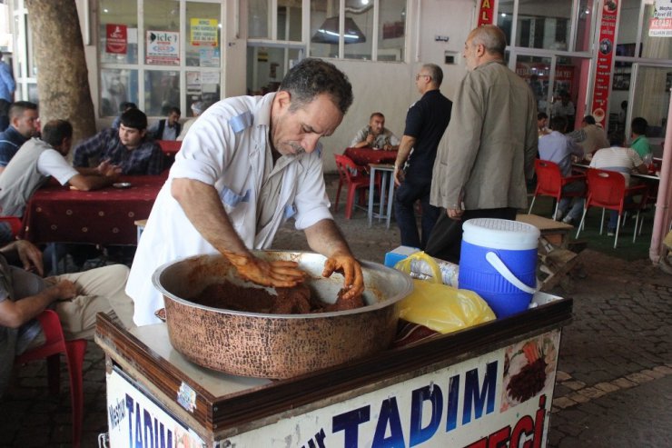 9 yıldır sokaklarda çiğ köfte yoğurarak geçimini sağlıyor