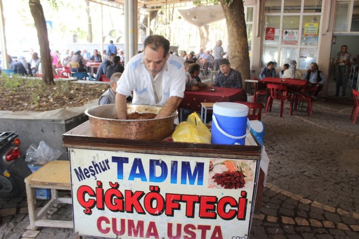 9 yıldır sokaklarda çiğ köfte yoğurarak geçimini sağlıyor