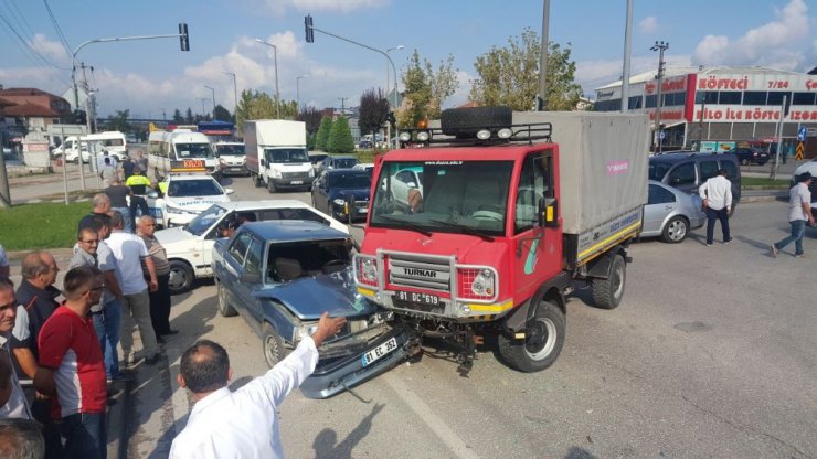 Düzce’de otomobil ile kamyon çarpıştı: 4 yaralı