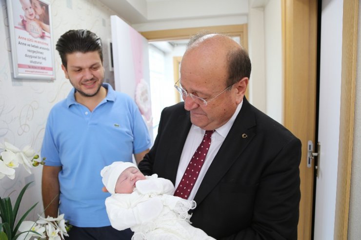 Başkan Özakcan’a doğum gününde torun sürprizi