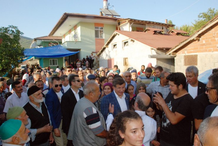 Eski Başbakan Davutoğlu’na eşinin köyünde yoğun ilgi