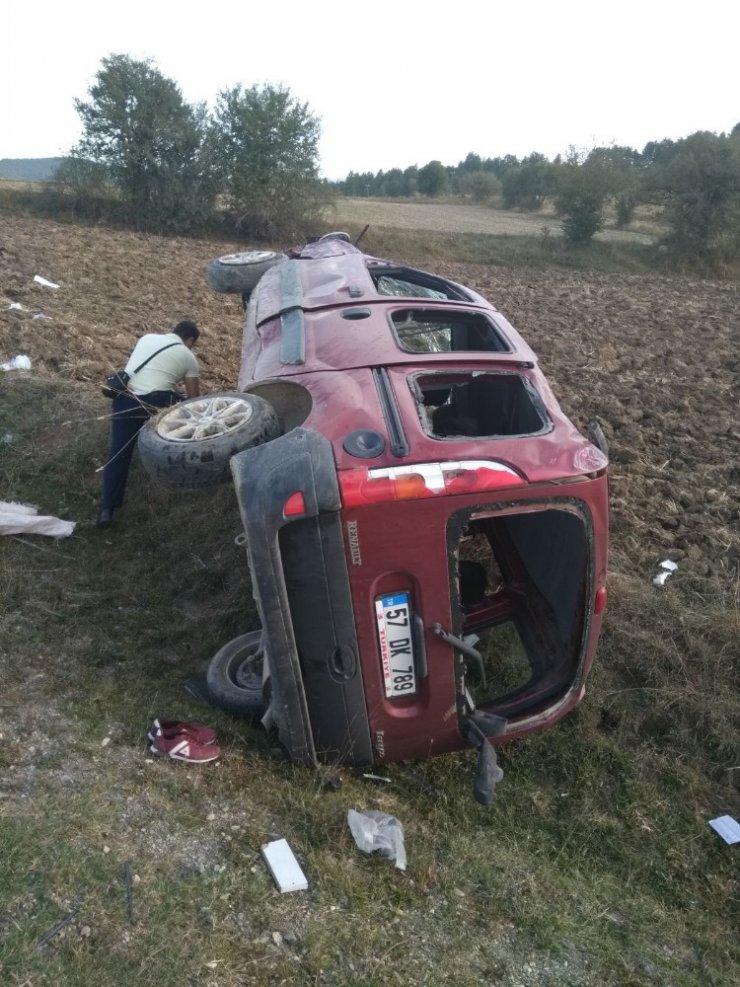 Yoldan çıkan hafif ticari araç tarlaya uçtu: 1 yaralı