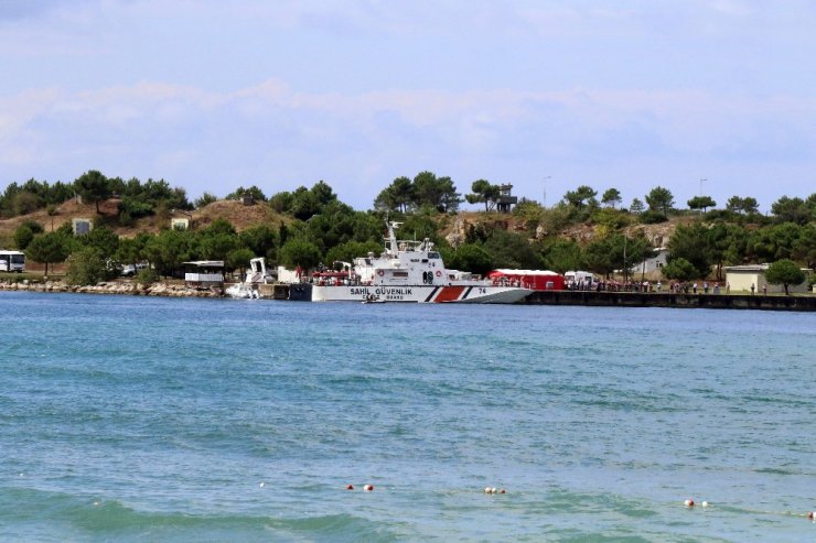 Kandıra’da alabora olan tekneden kurtarılanlar kıyıya getirildi