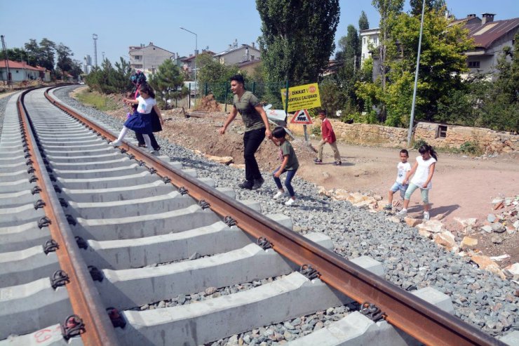 Tren yolu üzerinde tehlikeli okul yolculuğu