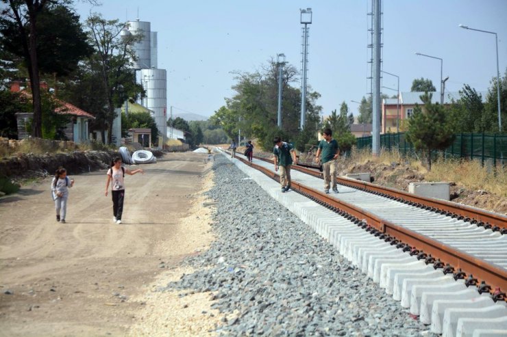 Tren yolu üzerinde tehlikeli okul yolculuğu