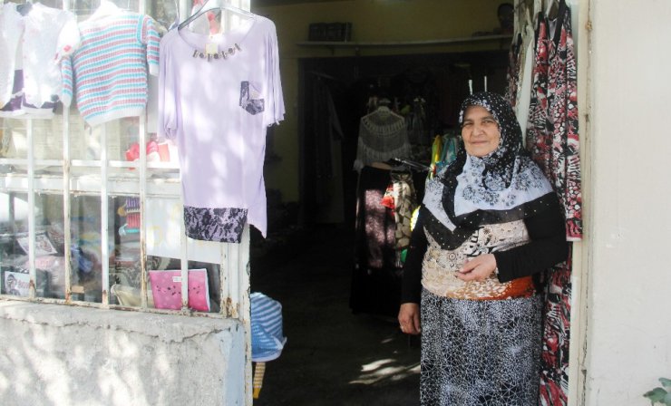 Küçük dükkanında kazandığı parayla kanser olan eşine bakıyor