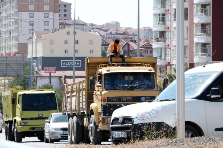 Yozgat’ta kamyon üzerinde tehlikeli yolculuk