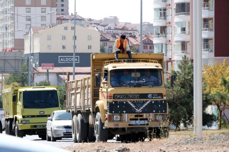 Yozgat’ta kamyon üzerinde tehlikeli yolculuk