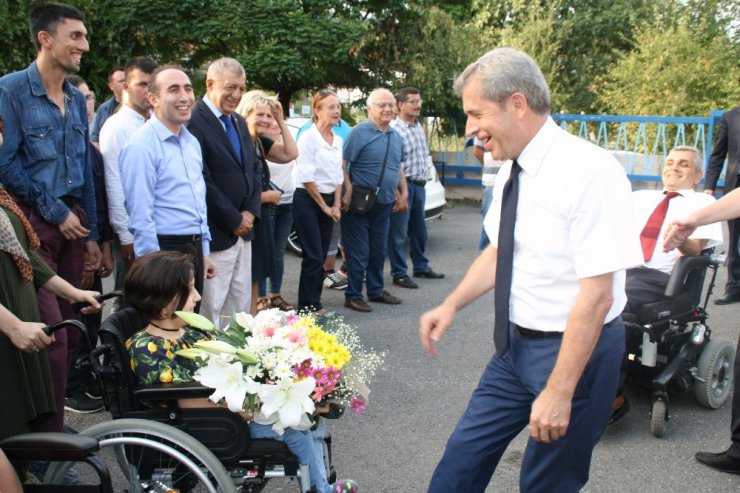 Vali Çınar, Fiziksel Engelliler Derneği’ni ziyaret etti
