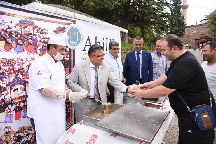 Başkan Yağcı, namaz çıkışı cemaate helva dağıttı