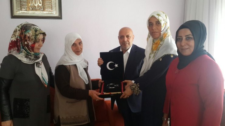 Hak-İş Konfederasyonu Genel Başkanı Arslan, şehit ailelerini ziyaret etti