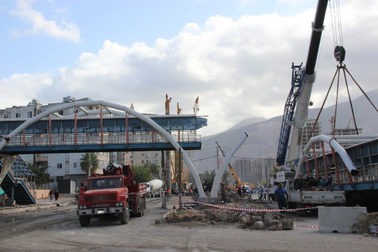 İskenderun’un yarım asırlık üst geçidi söküldü