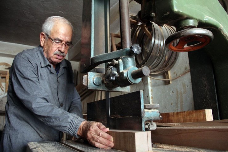 81 yaşındaki marangoz ustası 69 yıldır hiç durmadan çalışıyor
